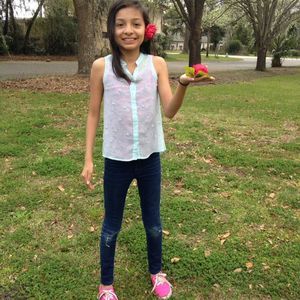 Meet your Posher, Romelia